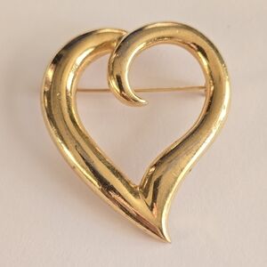 Vintage heart brooch gold tone love pin valentine valentine's day sweetheart